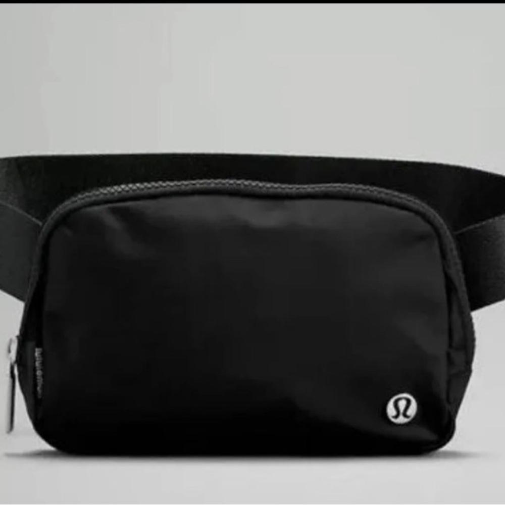 Lululemon black everywear belt bag